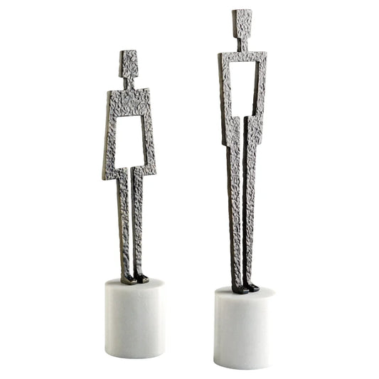 Escultura de Beatriz diseñada por J. Kent Martin | Blanco y negro