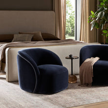 Cargar imagen en el visor de la galería, Laurrey Swivel Chair
