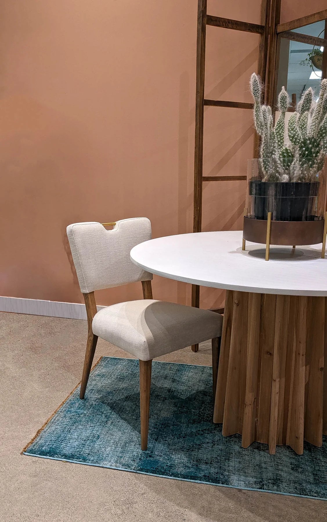 MESA DE COMEDOR ESCULTURAL