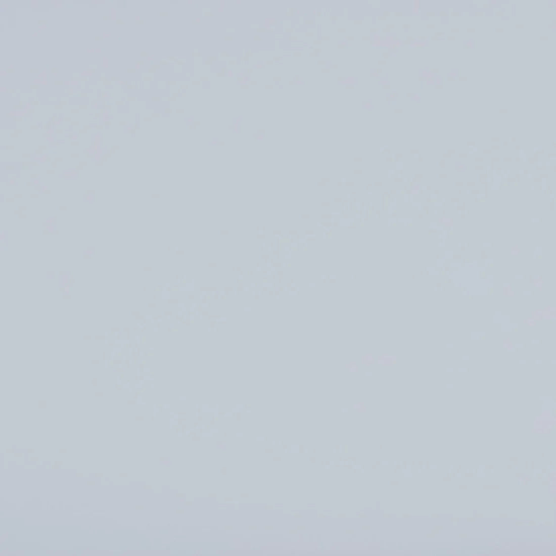 Mesita de noche Patty de ratán de 28" con dos cajones